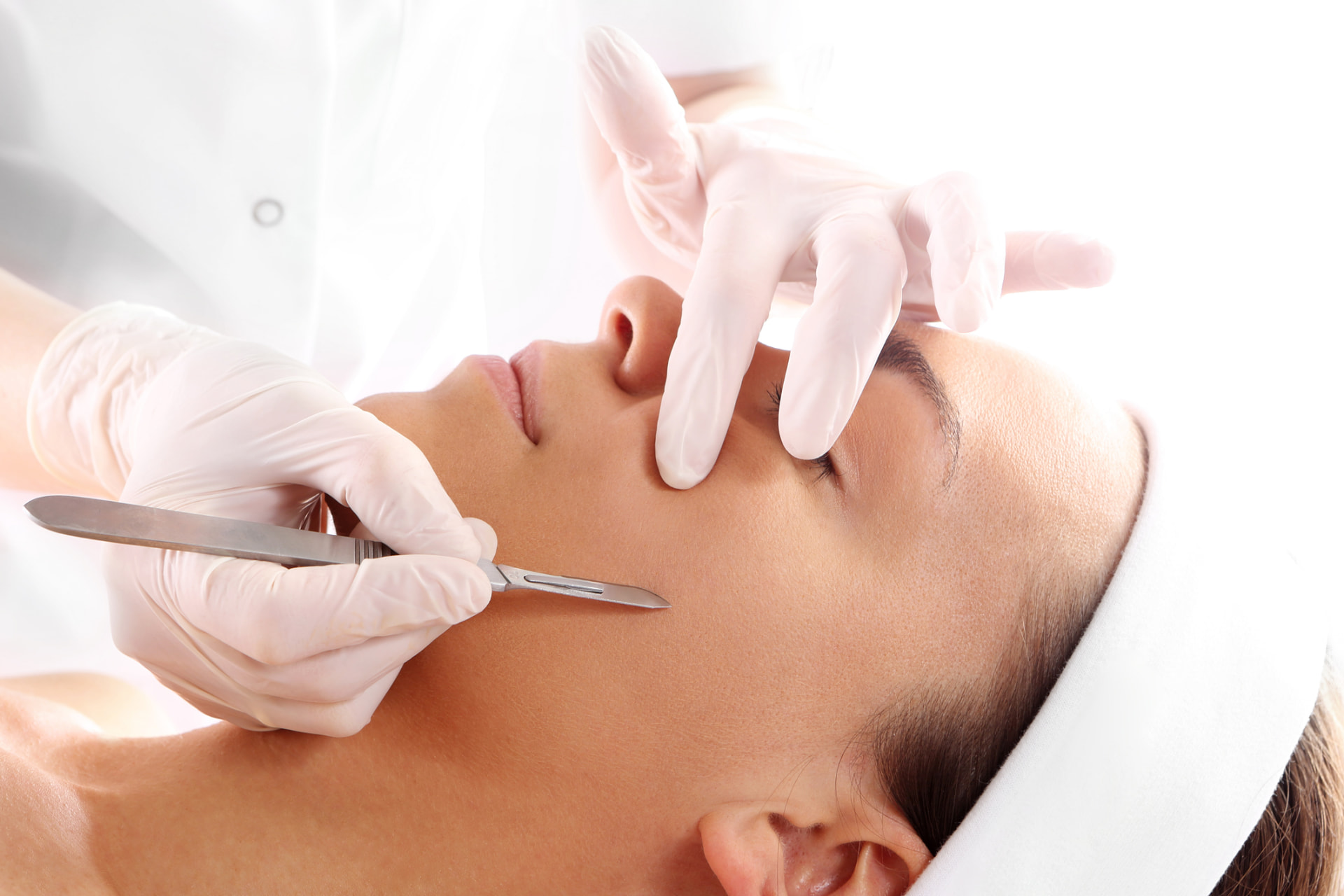 Dermaplaning: sanfte Abtragung der oberen Hautschicht mit der Klinge