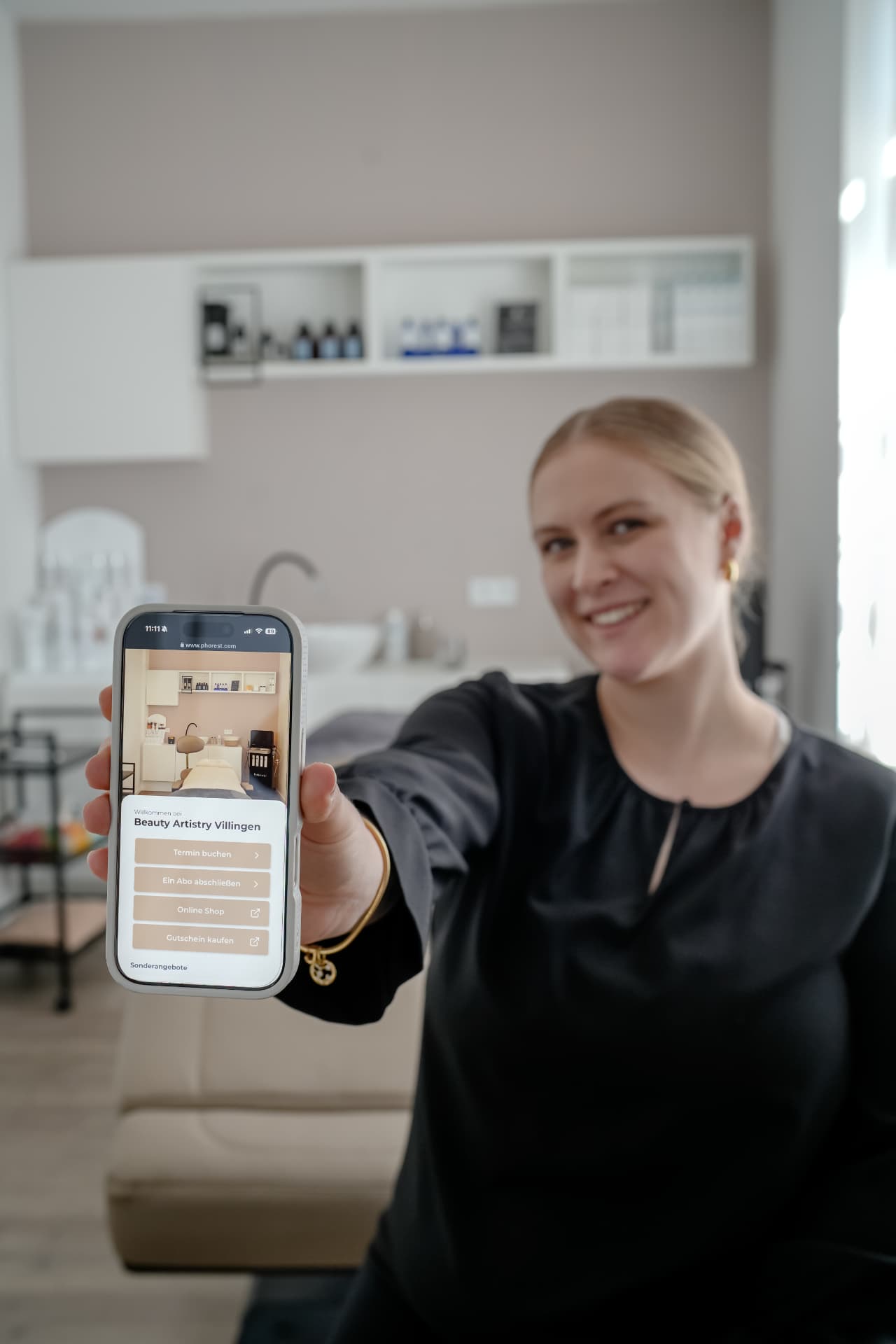Jule Albertsen zeigt die Online-Buchung von Beauty Artistry Villingen auf dem Smartphone